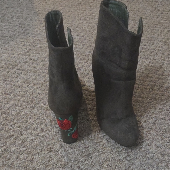 Shoes - Elegant Brown Ankle Boots with Floral Detail